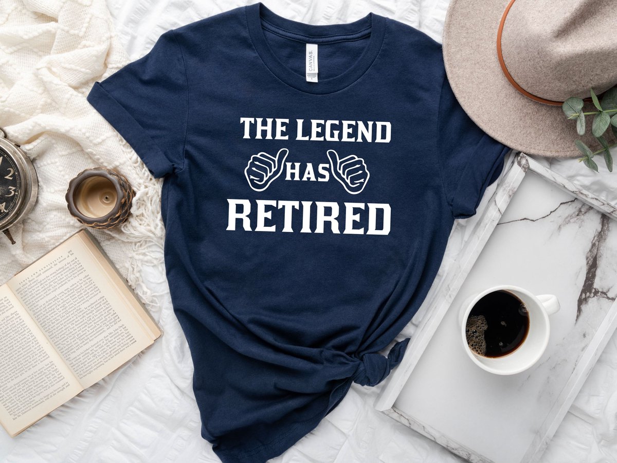 Lykke The Legend Has Retired| Cadeau T-shirt voor heren | Vaders dag Cadeau|Grappige Pensioen Cadeau| Handgemaakt| Navy| Maat M